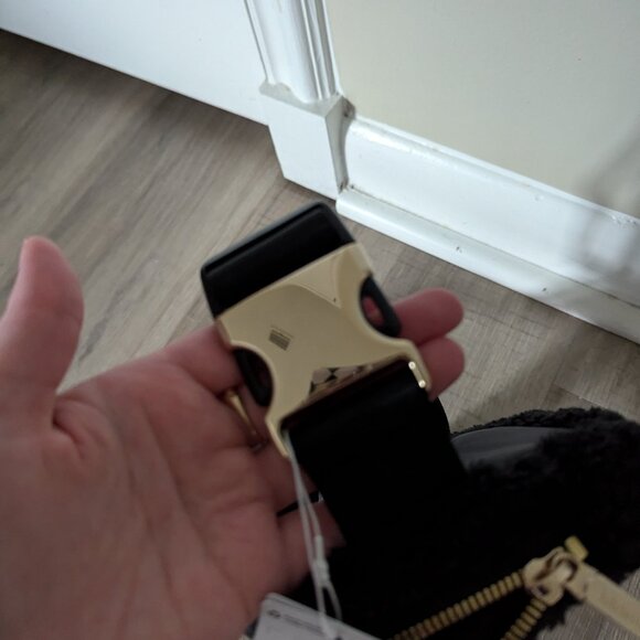 NWT Lululemon Everywhere Belt Bag in Black - Picture 2 of 5